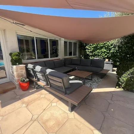 Maison Individuelle Avec Piscine *